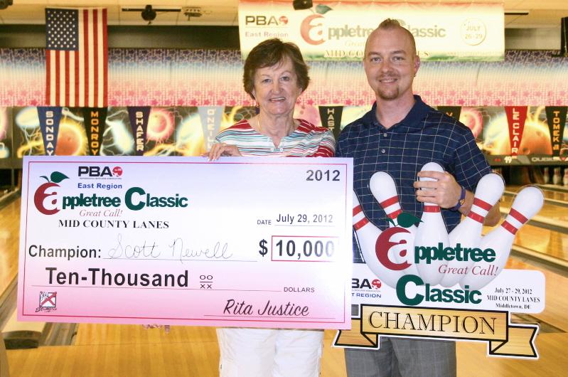 Scott Newell receiving $10,000 check (Photo courtesy PBA LLC)