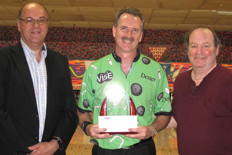 Walter Ray Williams Jr, flanked by Rose Bowl GM, Michael Sickonic, on left, and Mark Roth on right (Photo courtesy PBA LLC)